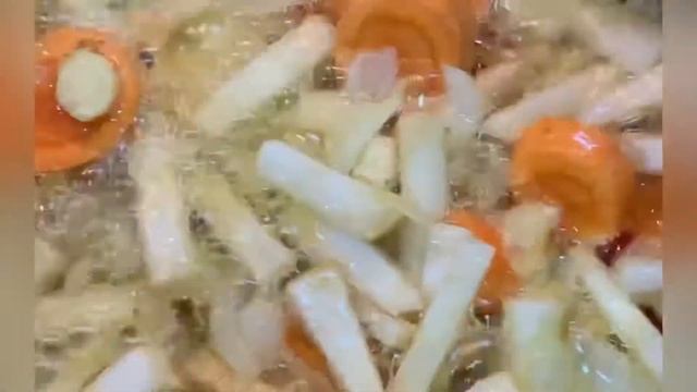 Очень вкусный суп-пюре из чечевицы . Чечевичный супчик. Пастернак , сельдерей и др . Посуда Амвей смотреть онлайн