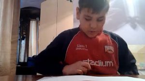 Как  сделать мяч из бумаги и скотча