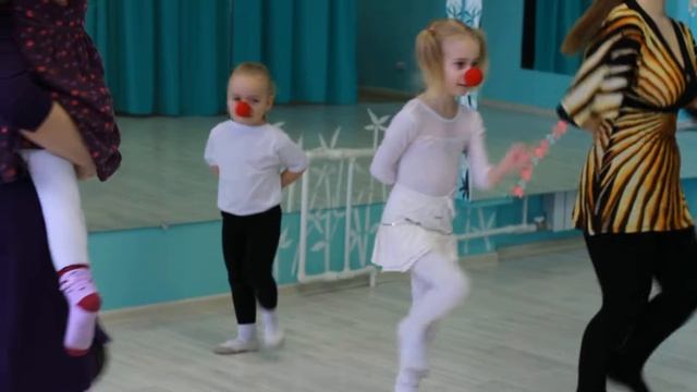 Танец "Снеговиков". Станет не холодно, а тепло! смотреть онлайн