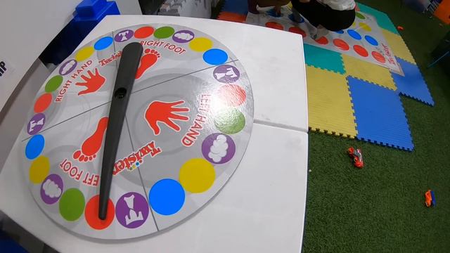 NERF Twister Challenge! смотреть онлайн