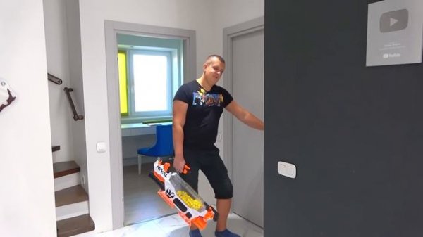 Лысая Борода и Оксана ЗАКРЫТЫ в Кладовке. Старый Забрал ИХ ДЕНЬГИ. Nerf Brothers