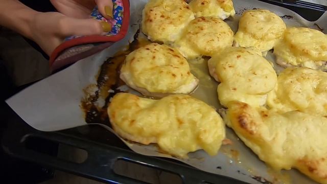 #курица #отбивные #рецепты Куриные отбивные с ананасом под сырной шубой смотреть онлайн