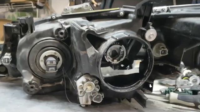 Toyota Camry. Меняем линзы не разбирая фары. Улучшаем свет. смотреть онлайн