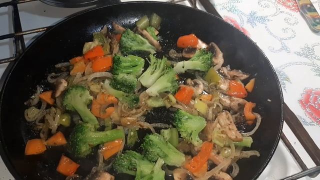 Полезный и сытный ужин: быстро и вкусно приготовленные овощи ??? с яйцом ? #ужинбыстро #яйцоОВОЩИ