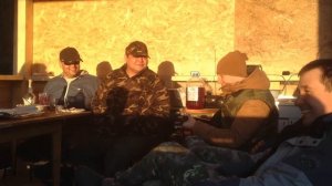 Листья падают с дуба ясеня