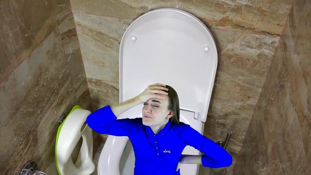 Bad Baby Мама Провалилась в Унитаз ! Джокер не Спасает - Falls In Toilet! Mommy Joker Saves