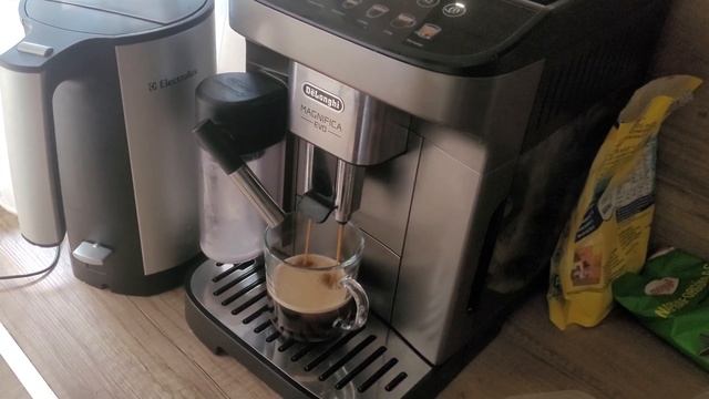 Make a Coffee - Make a latte - Delonghi Magnifica Evo Automatic Coffee Machine смотреть онлайн