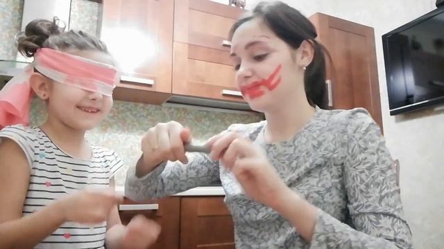 Челлендж. макияж с ЗАКРЫТЫМИ глазами =) красим друг друга с закрытыми глазами ? смотреть онлайн