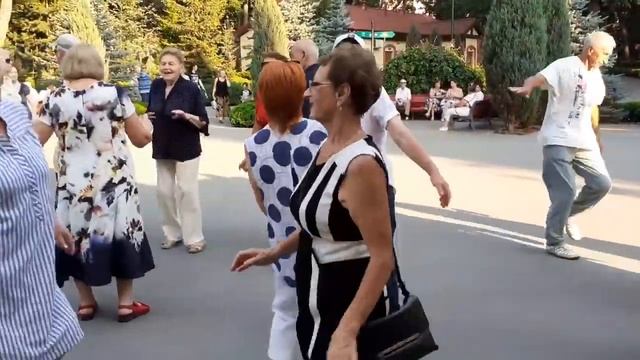 ВМЕСТО ДА ТЕБЕ СКАЗАЛА НЕТ! ТАНЦЫ В ПАРКЕ ГОРЬКОГО ХАРЬКОВ СЧАСТЛИВЫЕ ДНИ смотреть онлайн