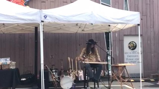 Justin Johnson playing Rick Funcik's lap steel guitar at Highway 61 Roadhouse at Cigar box guitar f смотреть онлайн