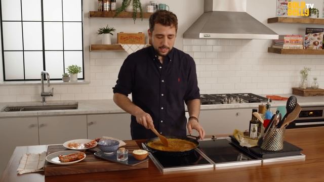 Jose Andres' Mercado Little Spain's Famous Paella: Watch How It's Made смотреть онлайн