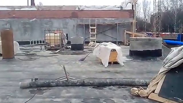 Заливаем бетоном полы в емкости.