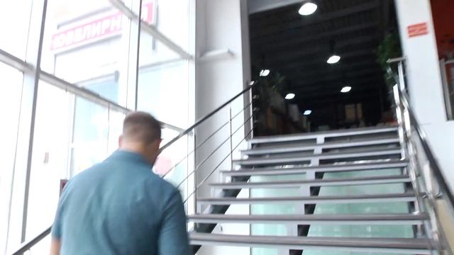 Лестница в Торговый центр из металла и ДПК. Почему заменили эскалатор на лестницу? смотреть онлайн
