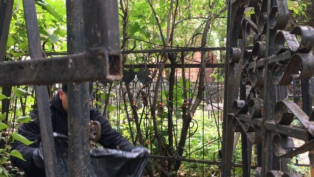 Они сегодня у ворот нас ждут..... Уборщик заброшенных могил. смотреть онлайн