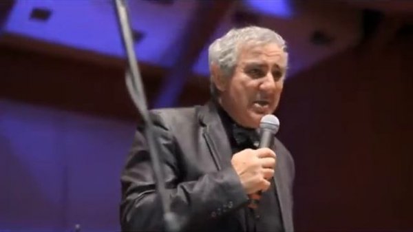 играет Даниэль Лозакович