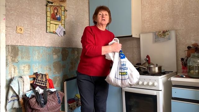 КОМКИ В КАШЕ ? ЛИЗА КУШАТЬ ЭТО НЕ ХОЧЕТ... смотреть онлайн