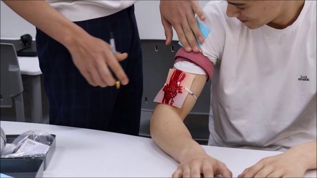Первая помощь при наружном артериальном кровотечении.mp4 смотреть онлайн