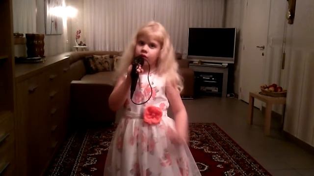 Дария исполняет песню " Маленькая страна ". смотреть онлайн