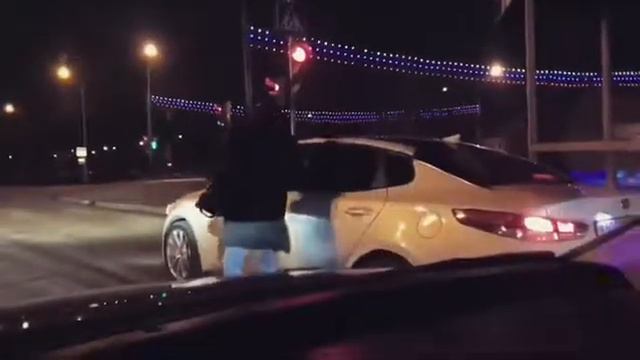 Дед Мороз дарит подарки проезжающим водителям🔝 смотреть онлайн