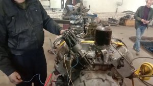 Запуск двигателя ЗИЛ-130 после капремонта на столе.