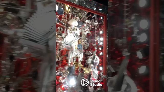 Манхэттен, 2023, Праздничные витрины магазинов - Holiday windows New York, Manhattan, 2023 смотреть онлайн