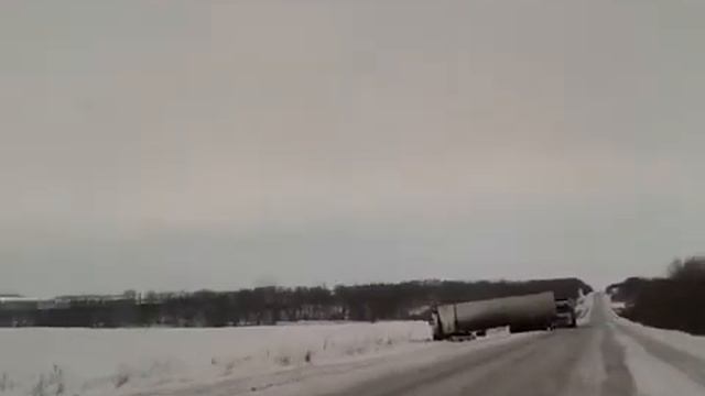 Фура припарковалась на поле... смотреть онлайн