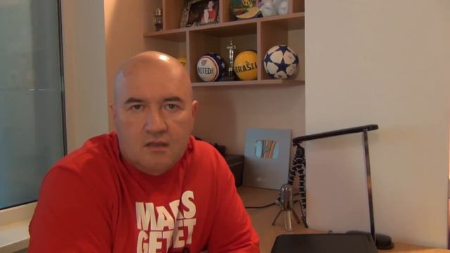 Почему падают  караульные когда выступает Порошенко?