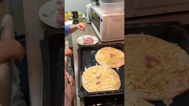 Готовим детскую пиццу смотреть онлайн
