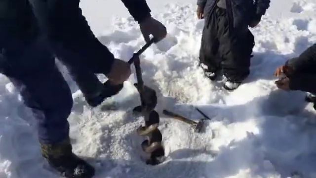 Зимная рыбалка.бурение льда 2. смотреть онлайн