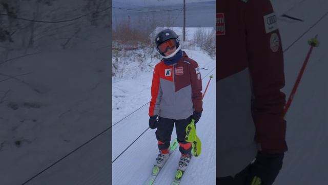 Открытие горнолыжного сезона для спортсменов . 14.11.2023 вертикальное видео . смотреть онлайн