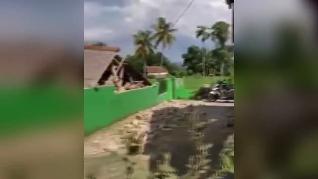 Tragedy in Asia! 2200 houses destroyed by M5.6 earthquake in Cianjur, Indonesia смотреть онлайн
