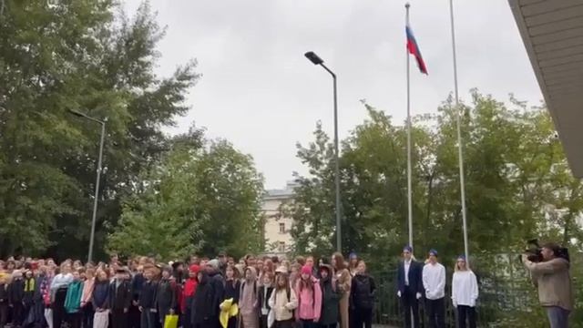 Церемония поднятия флага в школе №1 Екатеринбурга смотреть онлайн