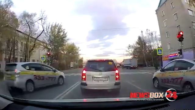 В Уссурийске таксист грубо нарушил правила дорожного движения смотреть онлайн