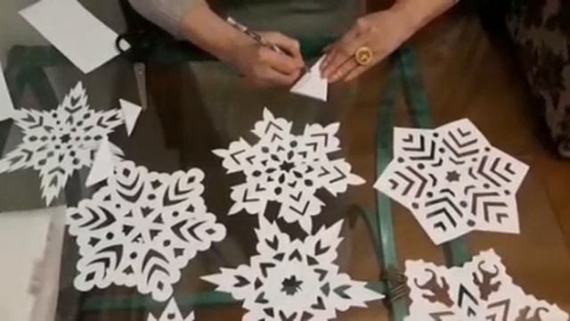 Как вырезать снежинки из бумаги. Панно из снежинок. смотреть онлайн