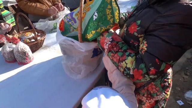 Храм Преображения Господня в Коммунарке.Освящение куличей и пасхальных яиц. смотреть онлайн