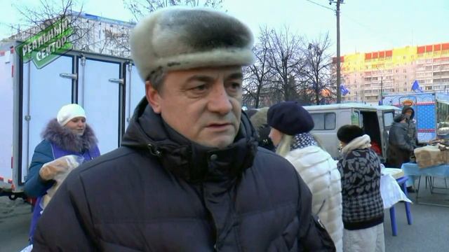 По 15-20 млн рублей увозят в районы области все, кто приезжает торговать на губернаторскую ярмарку смотреть онлайн