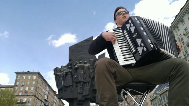 Street musician plays Korean songs | Уличный артист играет Песни КНДР | 음악회 조선 노래 | Musico callejer смотреть онлайн