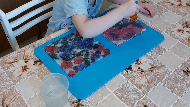 Рисуем водой на салфетках. Игры с пипеткой. Играем вместе | Play with us. Videos for kids смотреть онлайн