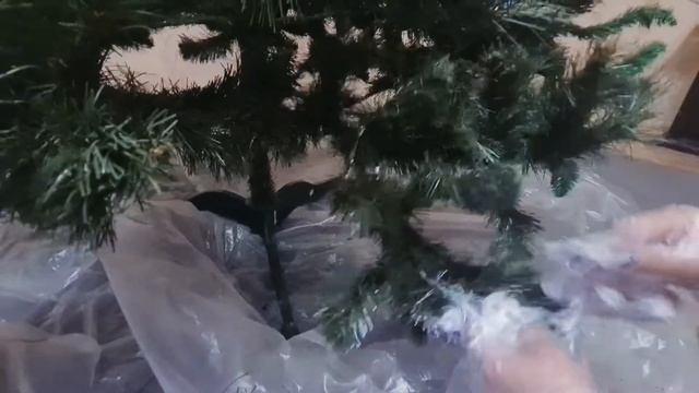 Как сделать заснеженную ёлку. Видео для детей. Красим ёлку в белый цвет. Новогоднее видео смотреть онлайн