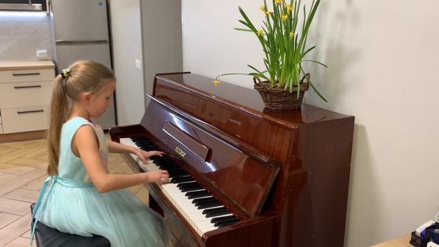 И. Парфёнов «Кукольный марш» и Ф.Э.Бах «Полонез» исполняет Ева Винковская смотреть онлайн