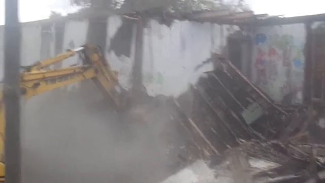 Экскаватор ломает белый дом. смотреть онлайн