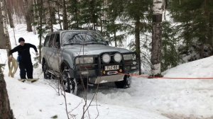 Нива на 31 колёсах по снегу против TLC80 #hoolinam #31колесананиву