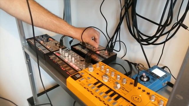 Korg Volca Drums, Keys, Bass, Behringer TD-3: Fuel Crisis смотреть онлайн