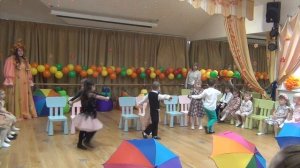 Интересная игра с зонтиками на осеннем утреннике