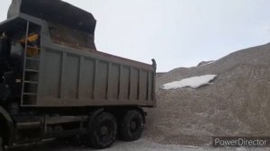 Самосвал VOLVO в работе, перевозка щебня из карьера