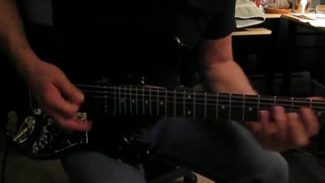 vince playing the black "parts"squier strat......he is basically just warming up! смотреть онлайн