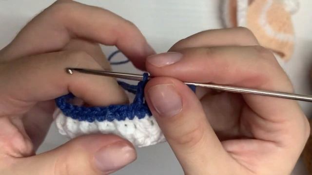 Шапка и шарфик для игрушки | Схема Евгении Тепляковой смотреть онлайн