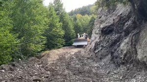 Строительство, срезаем горные склоны для прокладки дороги