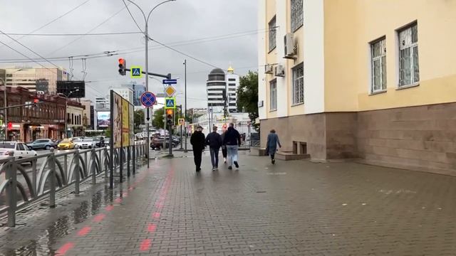 Люблю гулять под дождем в Екатеринбурге 20.06.2023 самый холодный день в июне. смотреть онлайн