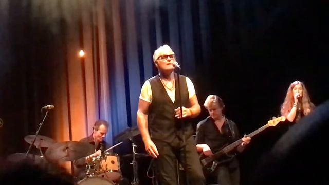 Phil Bee - We A Little Help From My Friends смотреть онлайн